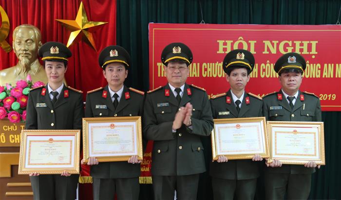 Thừa ủy quyền Bộ trưởng Bộ Công an, Trưởng Ban cơ yếu Chính phủ, Đại tá Nguyễn Hữu Cầu trao Bằng khen cho các tập thể và các cá nhân có thành tích xuất sắc