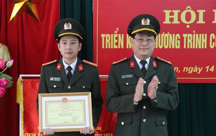 Giám đốc Công an tỉnh tặng danh hiệu “Đơn vị văn hóa, gương mẫu chấp hành Điều lệnh CAND” cho Phòng Tham mưu