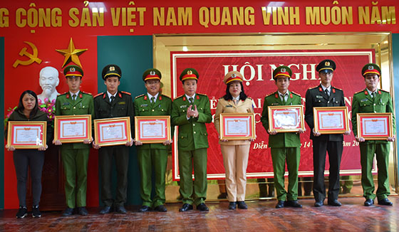 Lãnh đạo Công an huyện trao tặng danh hiệu chiến sỹ thi đua cơ sở năm 2018 cho 18 cá nhân