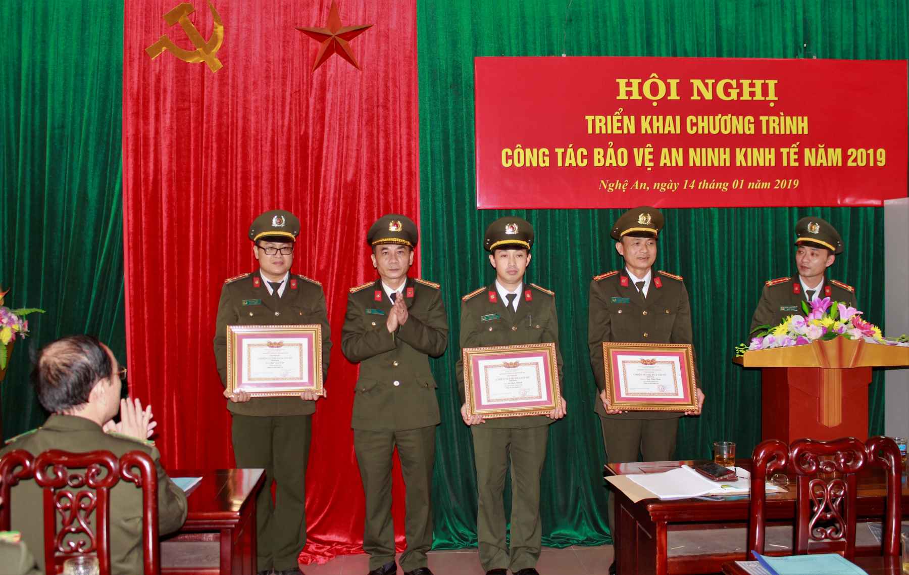 Trao danh hiệu Chiến sĩ thi đua cơ sở cho các đồng chí
