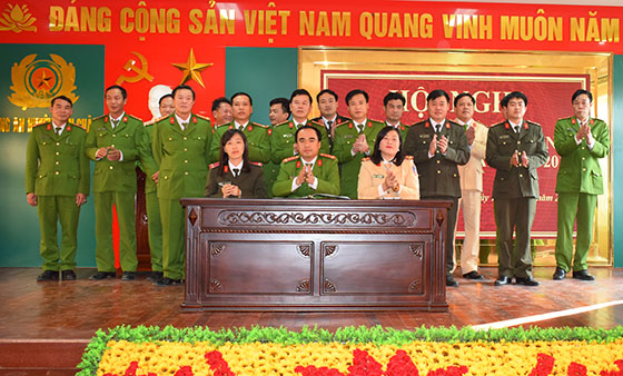 Đại diện các đội kí giao ước thi đua, quyết tâm lập nhiều thành tích, giữ vững ANTT trên địa bàn trong năm 2019.