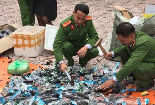 Tiêu hủy xúc xích, ruốc bông, bánh kẹo kém chất lượng