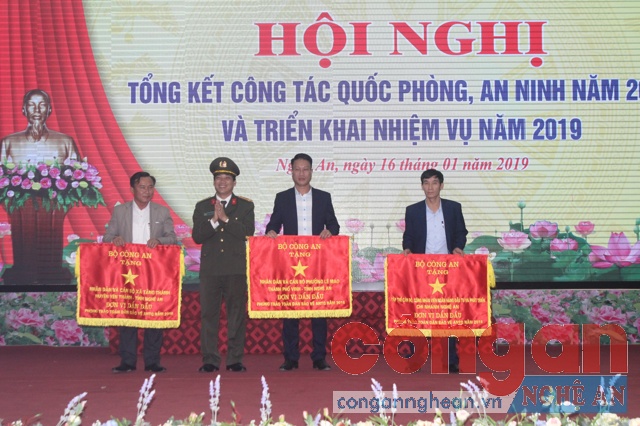 Đại tá Lê Khắc Thuyết, Phó Giám đốc Công an tỉnh trao Cờ thi đua, Bằng khen cho các tập thể có thành tích trong công tác QP-AN năm 2018