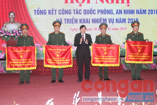 Đồng chí Lê Hồng Vinh, Phó Chủ tịch UBND tỉnh khen thưởng các tập thể có thành tích xuất sắc trong công tác QP-AN năm 2018