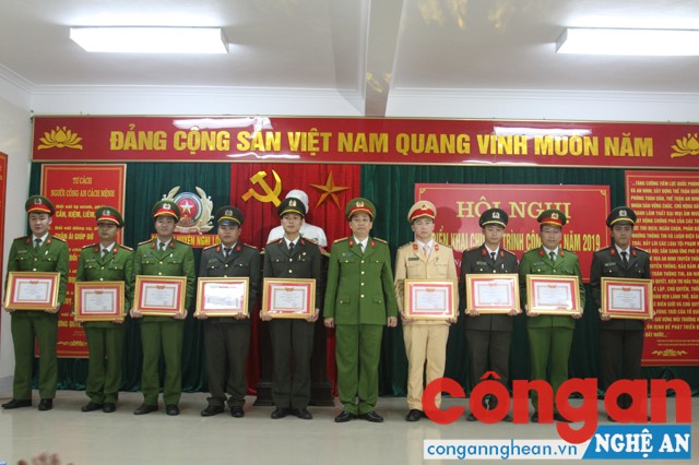 Tặng danh hiệu Chiến sỹ thi đua cơ sở cho các cá nhân có thành tích xuất sắc trong năm 2018