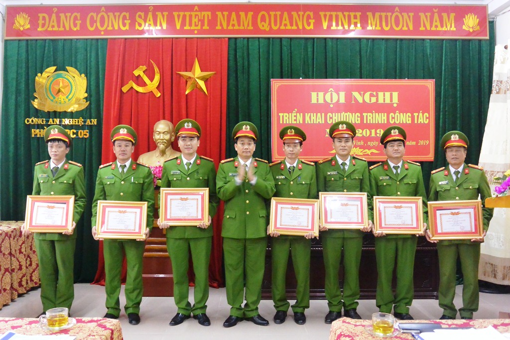 Đại tá Nguyễn Mạnh Hùng, Phó Giám đốc Công an tỉnh tặng Giấy khen cho các cá nhân đạt danh hiệu Chiến sỹ thi đua cơ sở