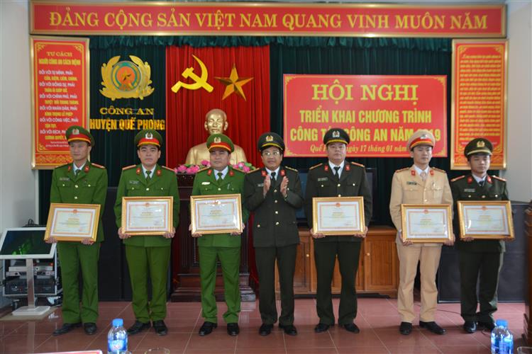 Trao Bằng khen của Bộ trưởng Bộ Công an cho các cá nhân có thành tích xuất sắc