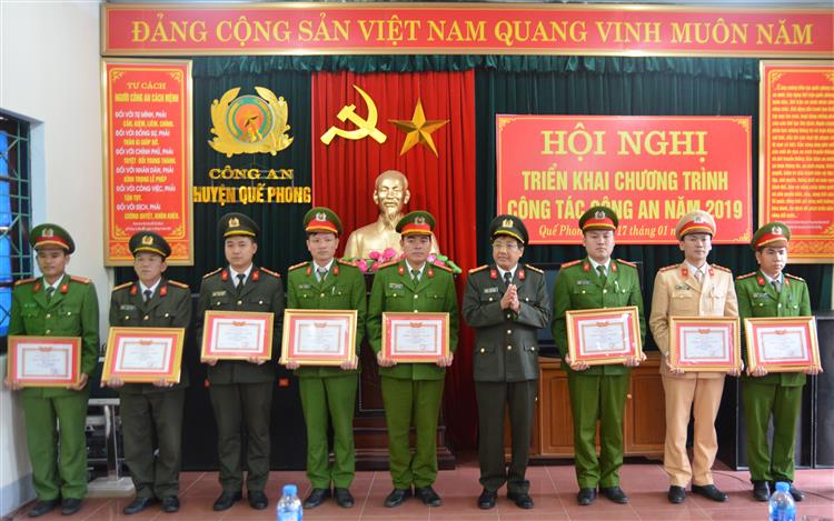 Trao danh hiệu “Chiến sỹ thi đua cơ sở” cho CBCS Công an huyện