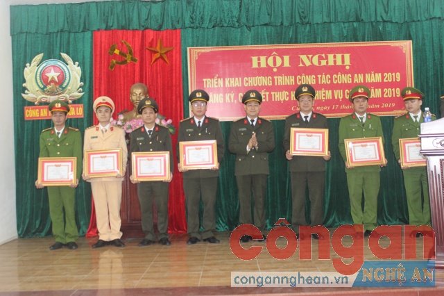Trao thưởng cho các tập thể, cá nhân có thành tích xuất sắc trong công tác đảm bảo ANTT trên địa bàn năm 2018