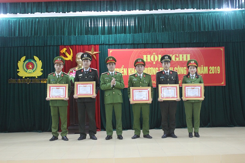 Trao thưởng cho các tập thể, cá nhân có thành tích xuất sắc trong công tác đảm bảo ANTT trên địa bàn năm 2018