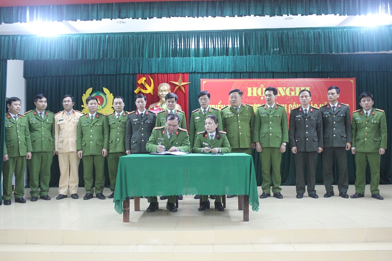 Đại diện các đội nghiệp vụ ký cam kết thi đua năm 2019