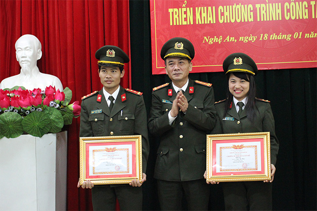 Đồng chí Đại tá Lê Xuân Hoài, Phó Giám đốc Công an tỉnh trao danh hiệu