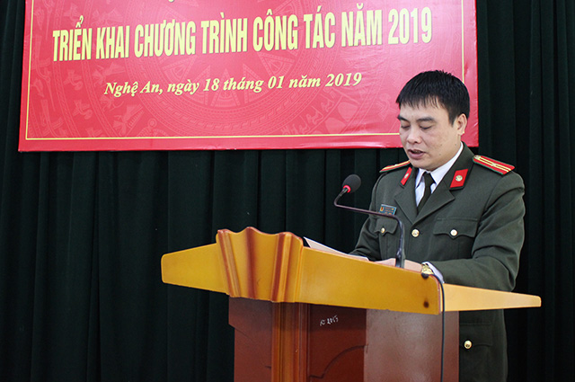 Đồng chí Thiếu tá Hồ Viết Dũng, Phó Trưởng phòng, Phó Tổng biên tập Báo Công an Nghệ An phát động phong trào thi đua