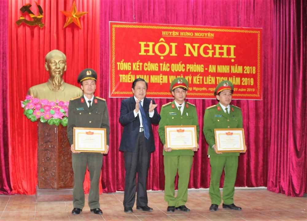 Khe thưởng các cá nhân có thành tích cao