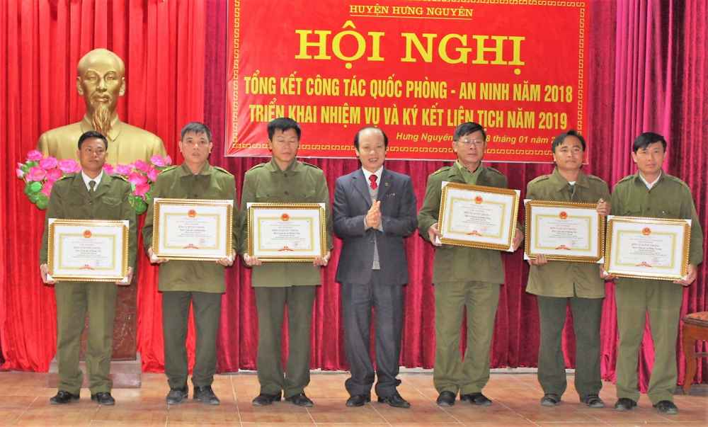 Khen thưởng cho các tập thể, cá nhân có thành tích trong công tác QP-AN trên địa bàn Hưng Nguyên năm 2018