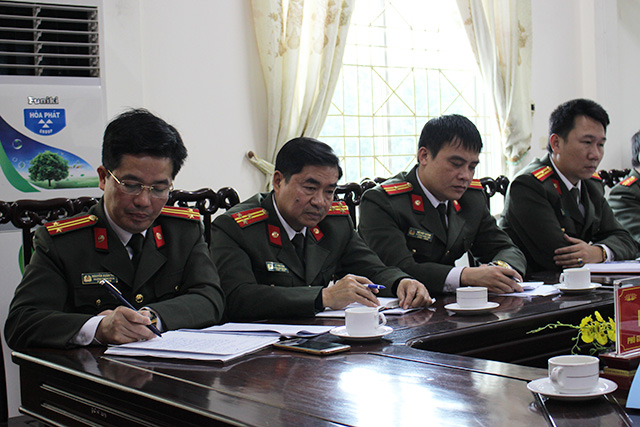 Các đồng chí lãnh đạo Báo Công an Nghệ An tại Hội nghị