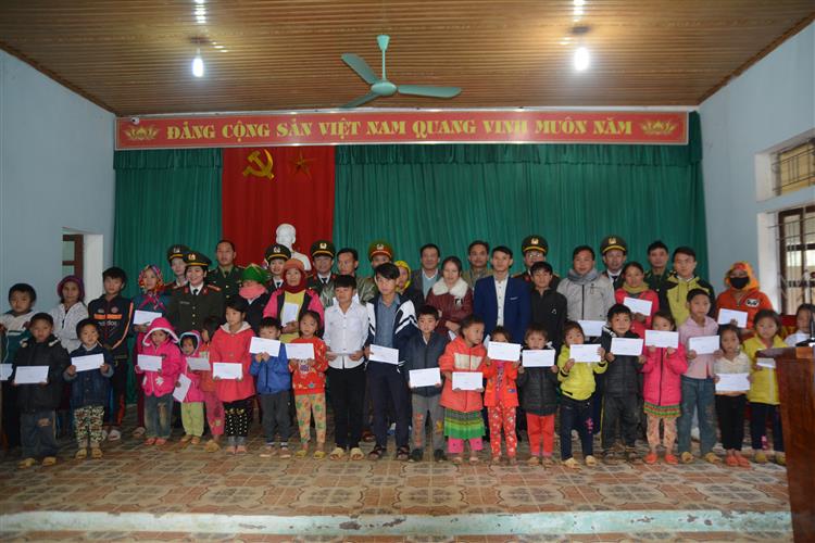 Trao 102 suất quà cho học sinh nghèo tại xã Tri Lễ, Quế Phong