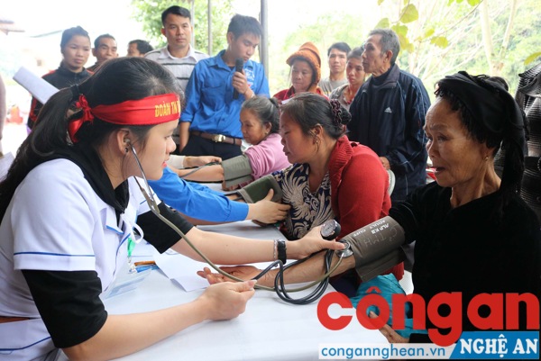 Chương trình thăm khám miến phí đã thu hút rất đông người dân tham gia, ngoài danh sách còn có nhiều người dân đến xin đăng ký khám