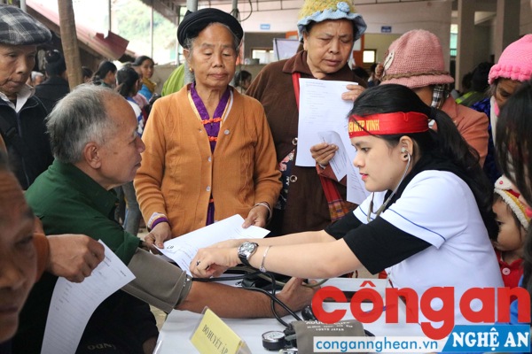 Khám cấp thuốc miễn phí cho người dân nghèo vùng biên giới Kỳ Sơn