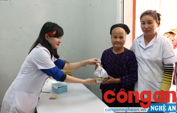 Cấp gần 30 danh mục thuốc chữa bệnh, với giá trị trên 40 triệu đồng đến với đồng bào vùng lũ Mỹ Lý