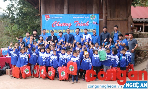 Dịp này đoàn cũng trao nhiều phần quà cho 160 em học sinh của trường tiểu học Mỹ Lý