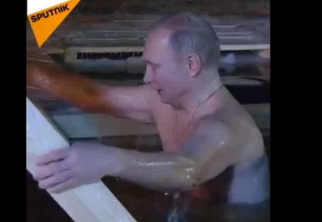 Tổng thống Putin ngâm mình dưới nước lạnh -4 độ C