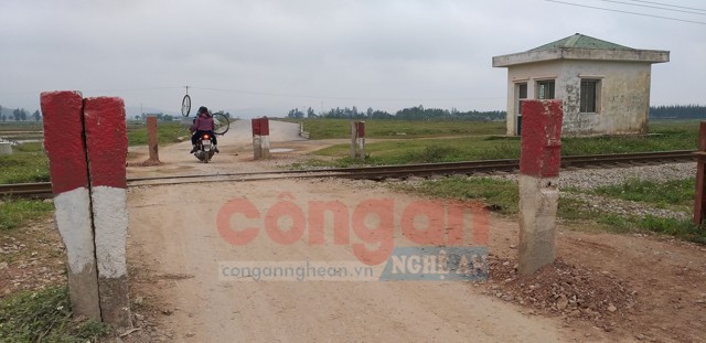 Nếu không hợp đồng với ngành đường sắt cắt cử người canh gác tại nút giao thông N2, xe container sẽ không thể ra, vào nhà máy