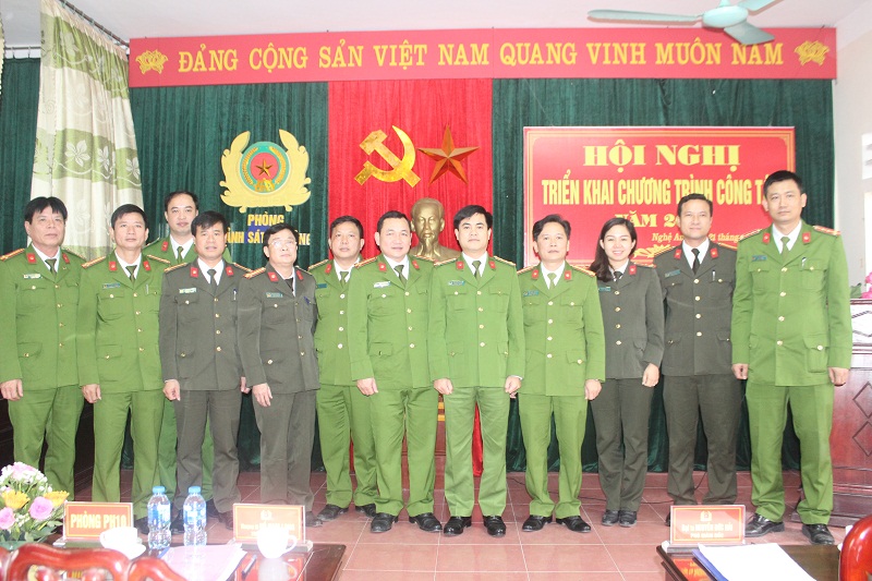 Chụp ảnh lưu niệm với đại biểu
