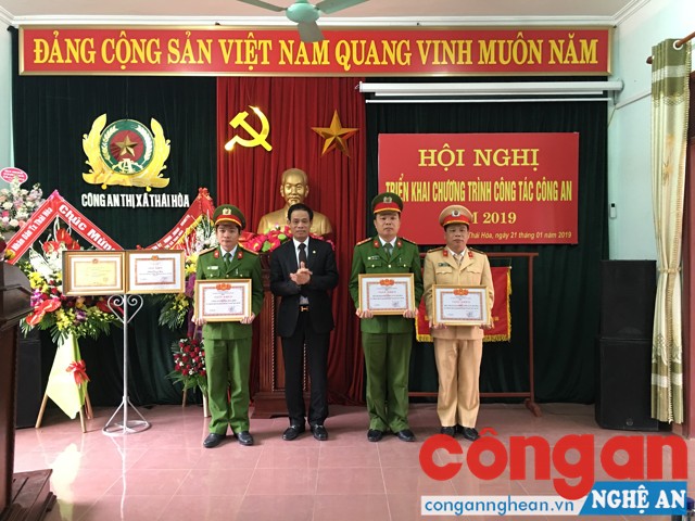 Bí thư Thị ủy trao tặng Giấy khen cho các Đội đạt thành tích xuất sắc trong phong trào thi đua 
