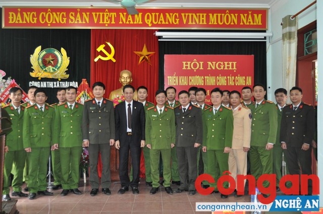 CBCS Công an TX Thái Hòa chụp ảnh lưu niệm cùng với các đại biểu tham dự Hội nghị