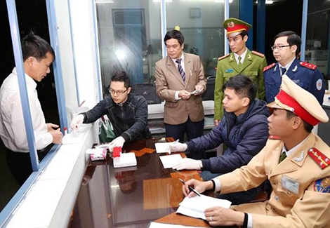 Cơ quan chức năng tỉnh Ninh Bình kiểm tra sức khỏe lái xe.