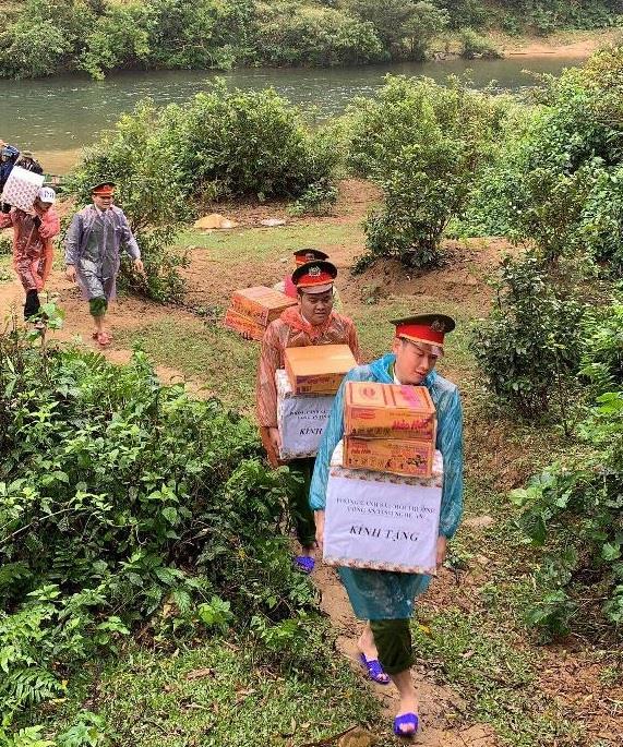 Để vào được bản của bà con Đan Lai, đoàn đã phải ngược dòng sông Giăng, vượt qua quãng đường đồi núi trơn trượt vì mưa lớn