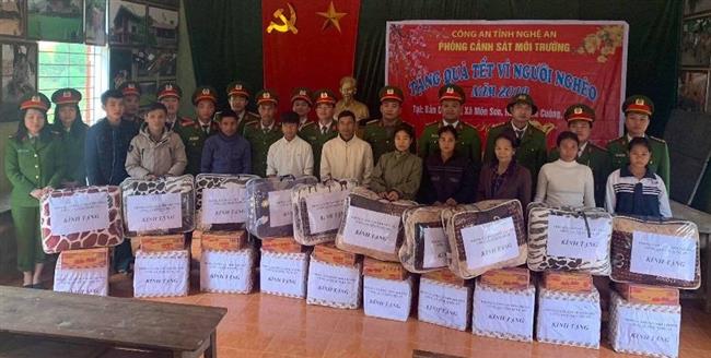 Đoàn đã trao 10 suất quà cho học sinh và bà con Đan Lai trị giá gần 20 triệu đồng