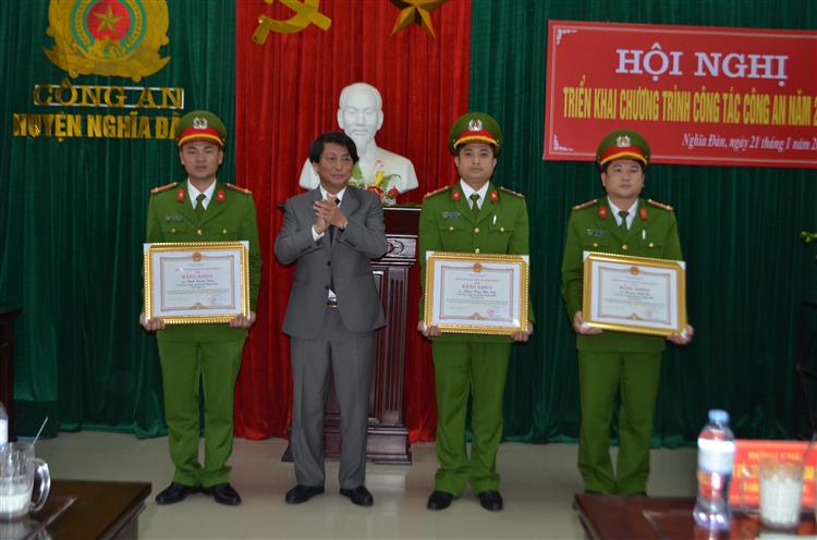 Trao Bằng khen của Chủ tịch UBND tỉnh cho các cá nhân có thành tích xuất sắc