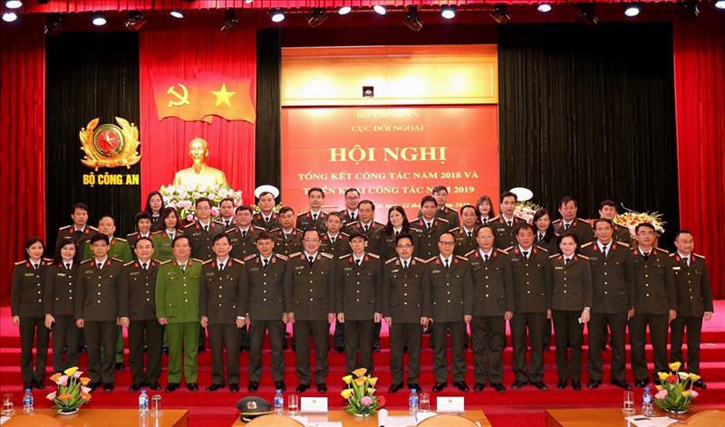 Thứ trưởng Nguyễn Văn Thành cùng các đại biểu dự Hội nghị.