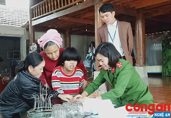 Làm thủ tục cấp miễn phí 273 CMND cho người già và đối tượng chính sách