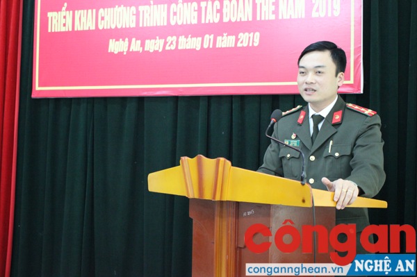 Đồng chí Đại úy Lê Bá Nhân - Phó bí thư thường trực Đoàn thanh niên Công an tỉnh biểu dương những kết đạt được của đoàn, hội Báo Công an Nghệ An thời gian qua