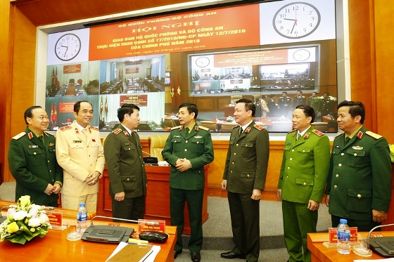 Thứ trưởng Bùi Văn Nam; Thứ trưởng Phan Văn Giang trao đổi với các đại biểu tại Hội nghị.