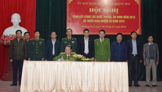 Đại diện lãnh đạo Công an TX Hoàng Mai ký kết giao ước liên tịch thực hiện nhiệm vụ QP-AN