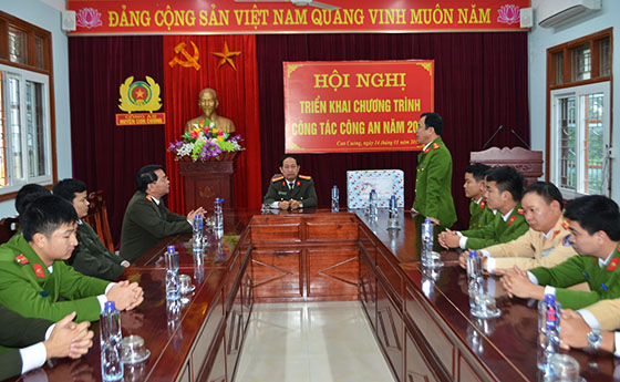 Nói chuyện, chúc Tết CBCS Công an huyện Con Cuông