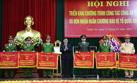 Phòng Công tác đảng và công tác chính trị Công an tỉnh nhận Cờ thi đua xuất sắc năm 2018 của UBND tỉnh