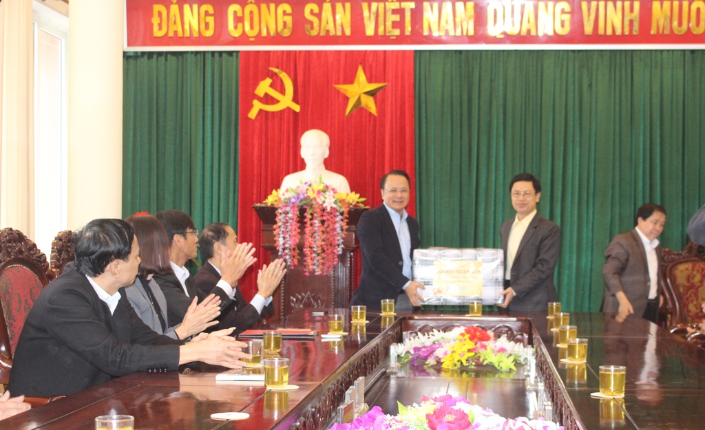 Tặng quà Tết tại Thị ủy Cửa Lò