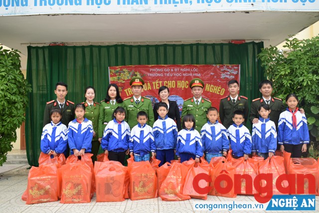 Công an huyện Nghi Lộc: Tặng quà Tết cho học sinh và hộ nghèo