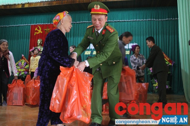 Chia sẻ với những hoàn cảnh đặc biệt khó khăn