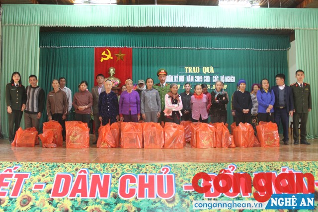 Trao quà động viên để người dân có một cái Tết yên ấm, an vui