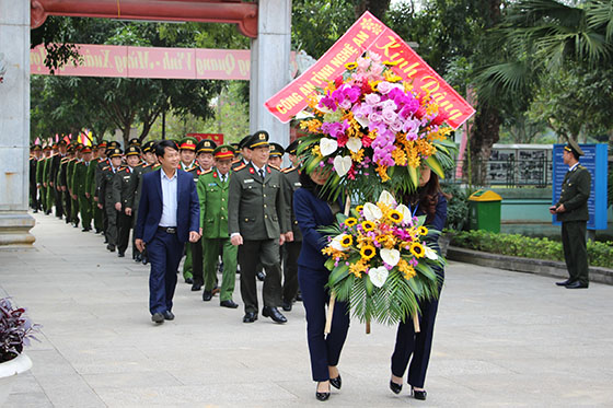 Công an tỉnh dâng hương, dâng hoa tại quê Bác và Nhà tưởng niệm Bộ trưởng Trần Quốc Hoàn