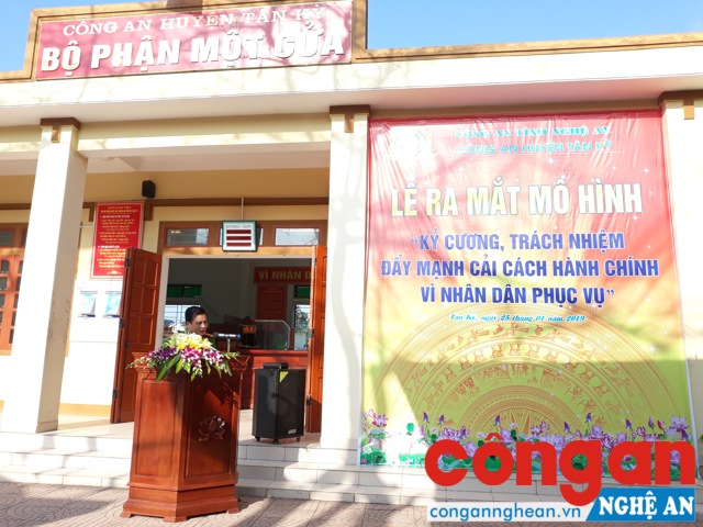 Trung tá Phạm Vũ Cường- Trưởng Công an huyện Tân Kỳ phát biểu chỉ đạo tại buổi lễ