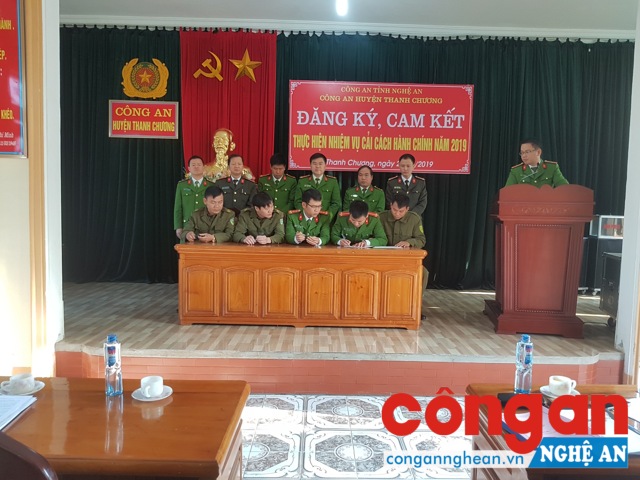 Đại diện các đội nghiệp vụ, Đoàn thanh niên, Hội phụ nữ, Công đoàn Công an huyện và Ban Công an xã, thị trấn ký cam kết CCHC năm 2019