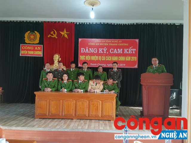Đại diện các đội nghiệp vụ, Đoàn thanh niên, Hội phụ nữ, Công đoàn Công an huyện và Ban Công an xã, thị trấn ký cam kết CCHC năm 2019