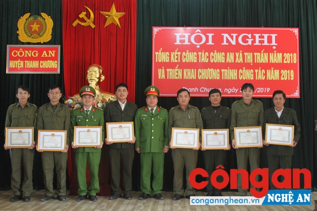 Lãnh đạo Công an huyện Thanh Chương trao Giấy khen cho các đơn vị công an xã 